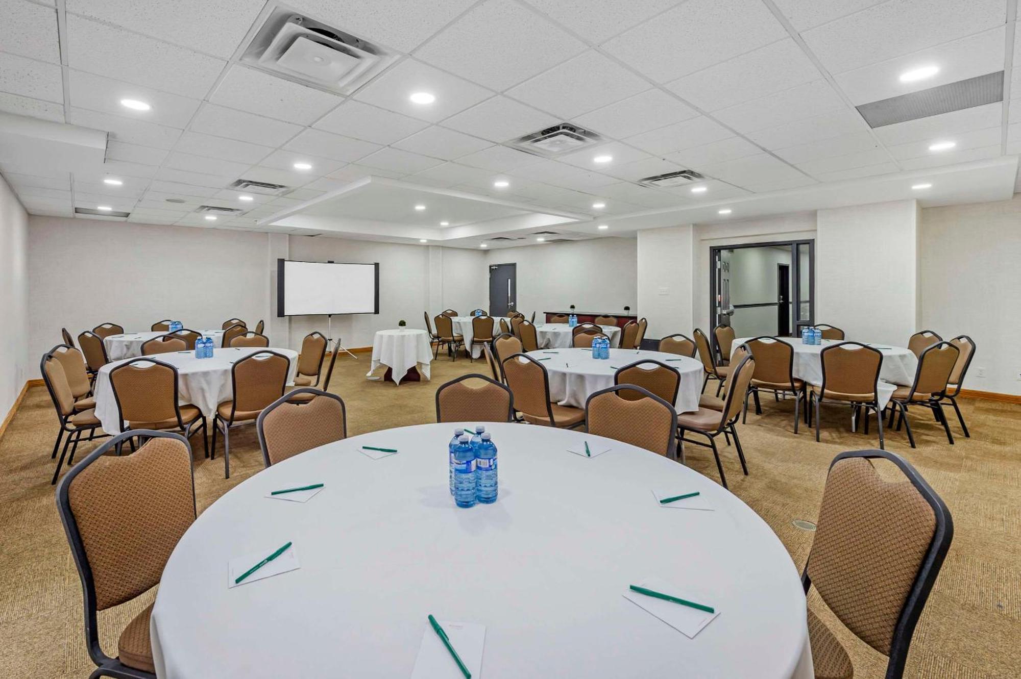 Quality Inn Ottawa Exterior photo